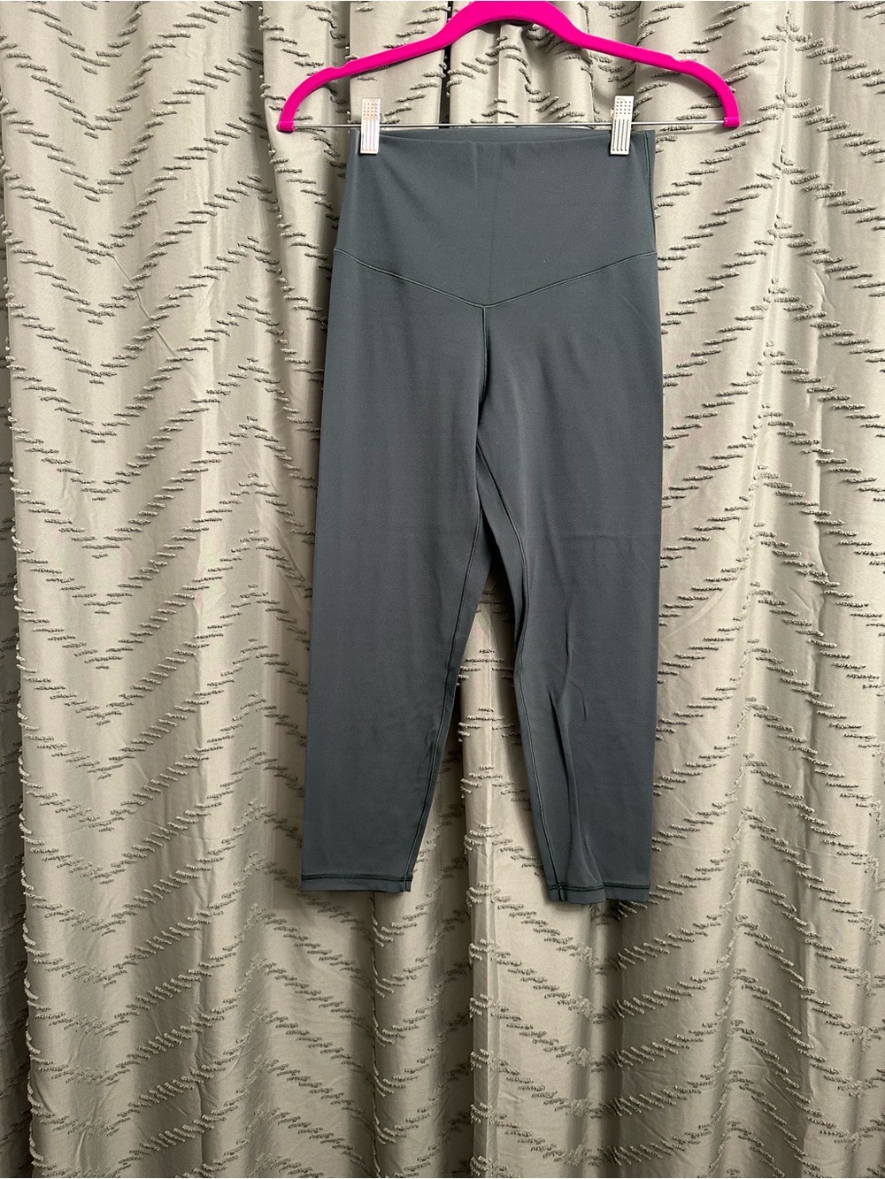 Aerie leggings size M
Taupe grey color